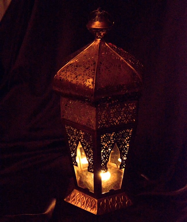 【42cm】モロッコスタイル　スタンド型LEDキャンドルランタン【ロウソク風LEDキャンドル付き】 7 - 暗くして、中にキャンドルを入れてみました