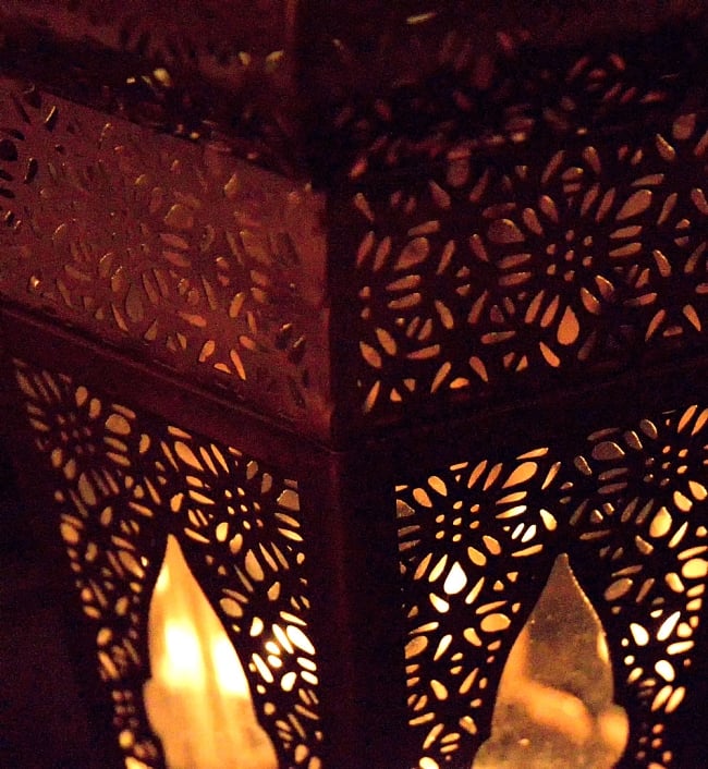 【42cm】モロッコスタイル　スタンド型LEDキャンドルランタン【ロウソク風LEDキャンドル付き】 8 - 暗くして、中にキャンドルを入れてみました