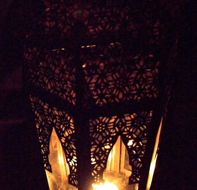 [インド品質]【42cm】モロッコスタイル　スタンド型LEDキャンドルランタン【ロウソク風LEDキャンドル付き】 9 - 暗くして、中にキャンドルを入れてみました