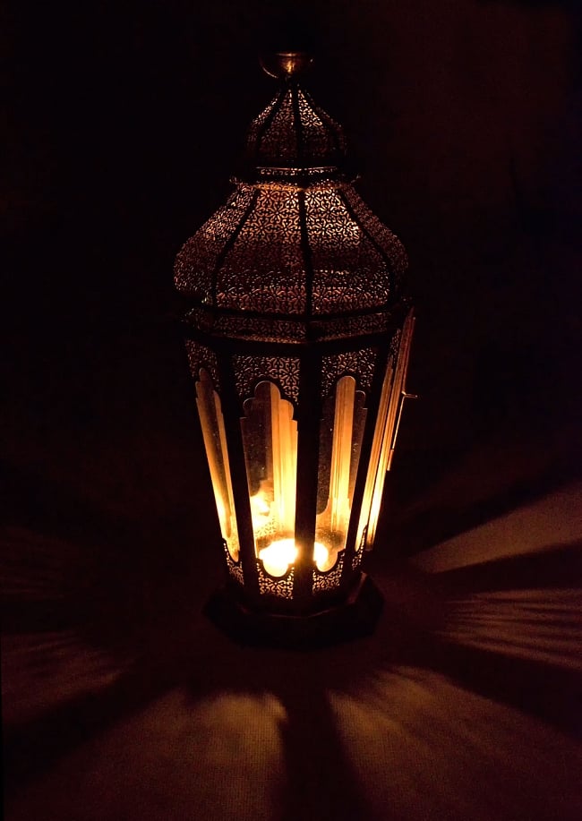 【訳あり・51cm】モロッコスタイル　スタンド型LEDキャンドルランタン【ロウソク風LEDキャンドル付き】 6 - 暗くして、中にキャンドルを入れてみました