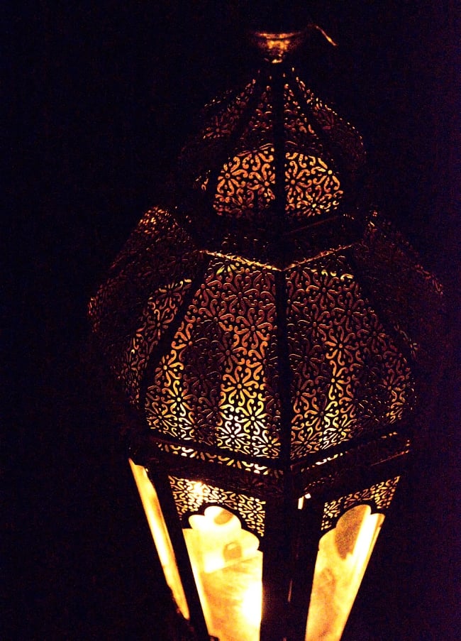 【訳あり・51cm】モロッコスタイル　スタンド型LEDキャンドルランタン【ロウソク風LEDキャンドル付き】 8 - 暗くして、中にキャンドルを入れてみました