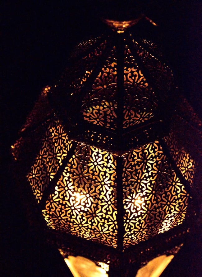 【訳あり・51cm】モロッコスタイル　スタンド型LEDキャンドルランタン【ロウソク風LEDキャンドル付き】 9 - 暗くして、中にキャンドルを入れてみました