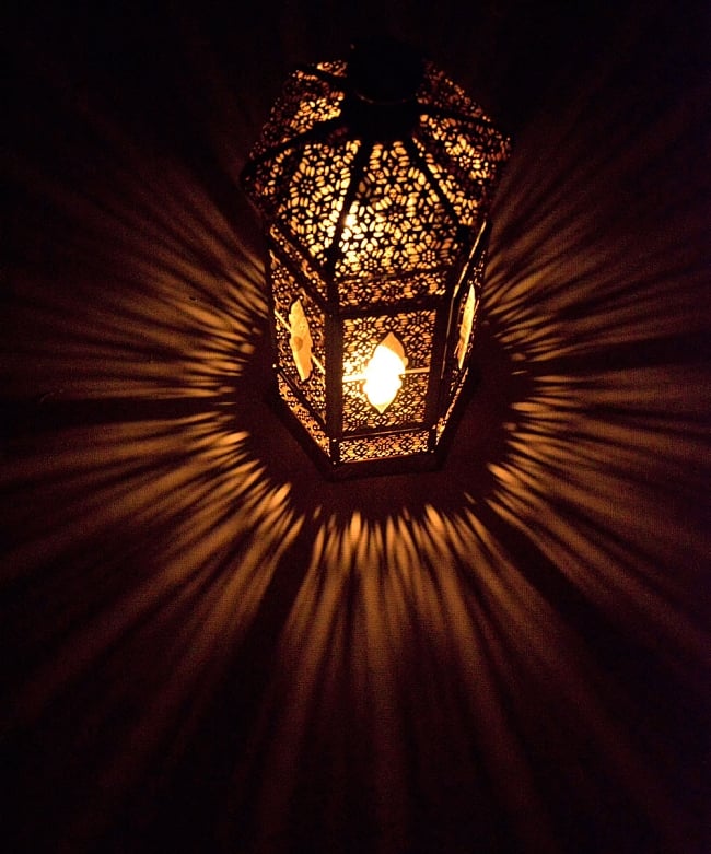 [訳あり・錆分お値引き品]【52cm】モロッコスタイル　スタンド型LEDキャンドルランタン【ロウソク風LEDキャンドル付き】 6 - 暗くして、中にキャンドルを入れてみました
