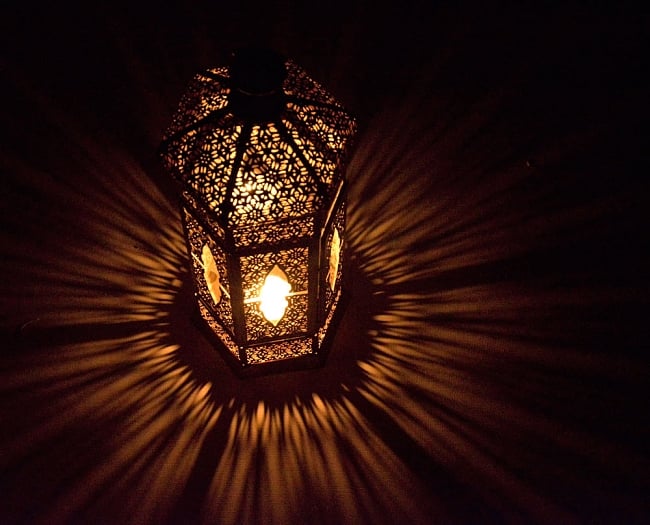 [訳あり・錆分お値引き品]【52cm】モロッコスタイル　スタンド型LEDキャンドルランタン【ロウソク風LEDキャンドル付き】 7 - 暗くして、中にキャンドルを入れてみました