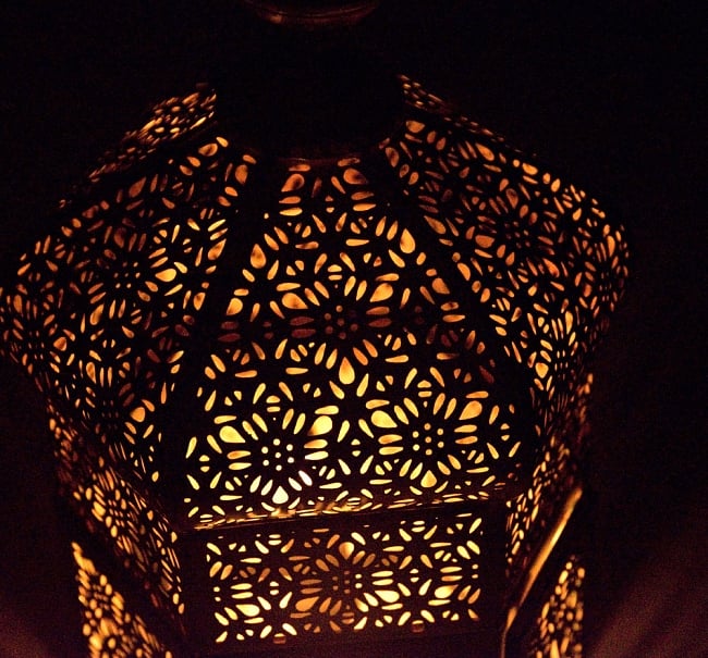 [訳あり・錆分お値引き品]【52cm】モロッコスタイル　スタンド型LEDキャンドルランタン【ロウソク風LEDキャンドル付き】 8 - 暗くして、中にキャンドルを入れてみました