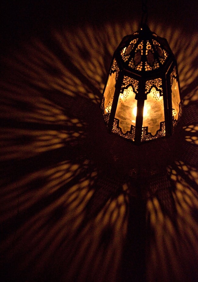 【50cm】モロッコスタイル 吊り下げ型LEDキャンドルランタン【ロウソク風LEDキャンドル付き】 6 - 暗くして、中にキャンドルを入れてみました