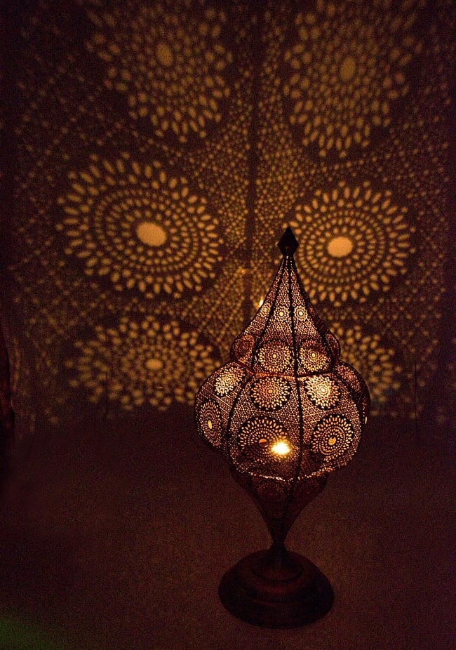 【84cm】モロッコスタイル　スタンド型LEDキャンドルランタン【ロウソク風LEDキャンドル付き】 7 - 暗くして、中にキャンドルを入れてみました。こちらは感度を上げて撮影しています