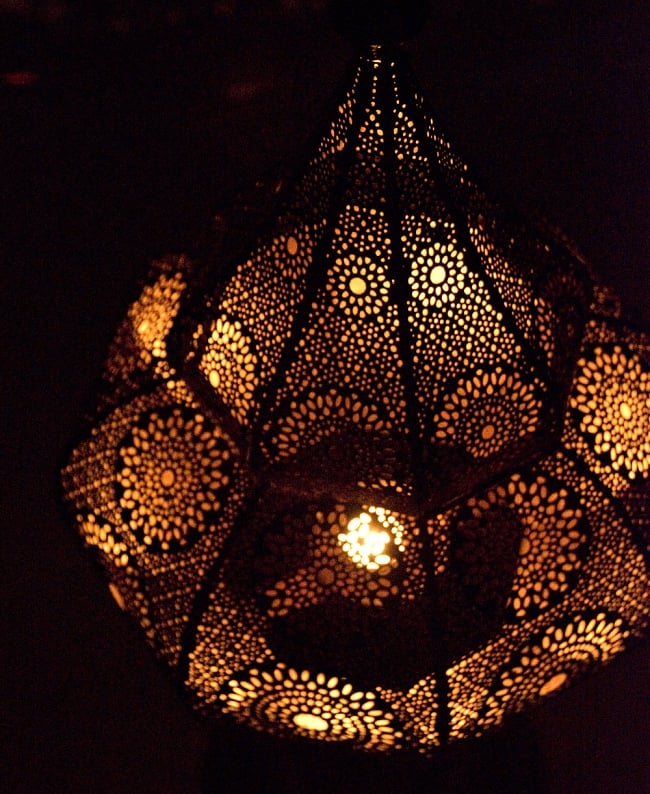 【84cm】モロッコスタイル　スタンド型LEDキャンドルランタン【ロウソク風LEDキャンドル付き】 9 - 暗くして、中にキャンドルを入れてみました。こちらは感度を上げて撮影しています