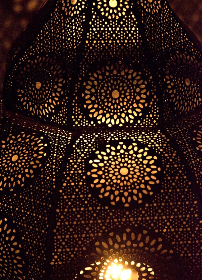 【92cm】モロッコスタイル　スタンド型LEDキャンドルランタン【ロウソク風LEDキャンドル付き】 11 - 暗くして、中にキャンドルを入れてみました。こちらは感度を上げて撮影しています