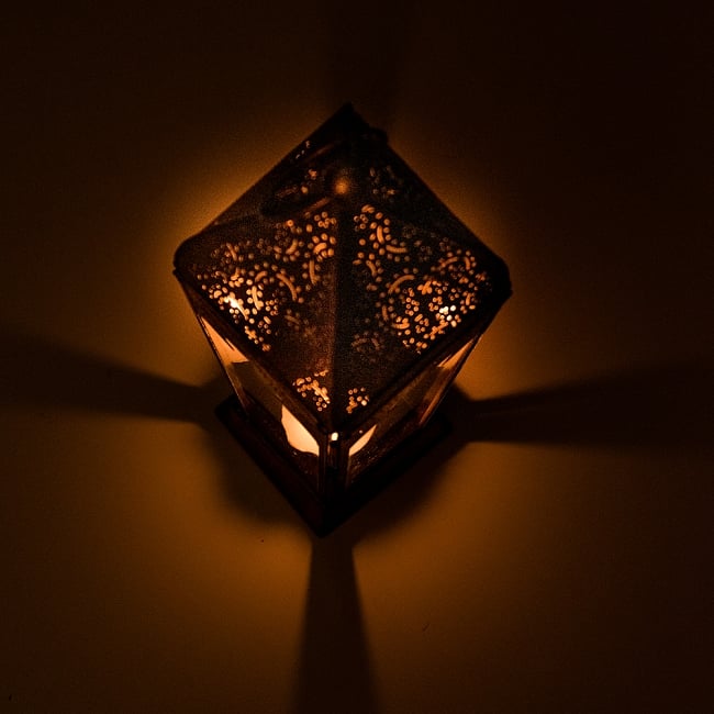 【31cm】モロッコスタイル　スタンド型LEDキャンドルランタン【ロウソク風LEDキャンドル付き】 8 - 暗くして、中にキャンドルを入れてみました