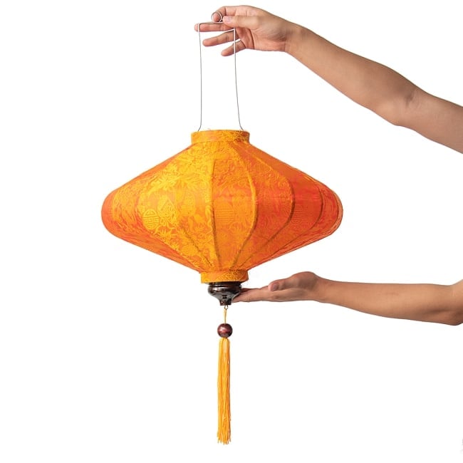 ベトナム伝統のホイアン・ランタン(提灯) - 薄ひし形（大） 11 - 手に取るとこのようなサイズ感です。