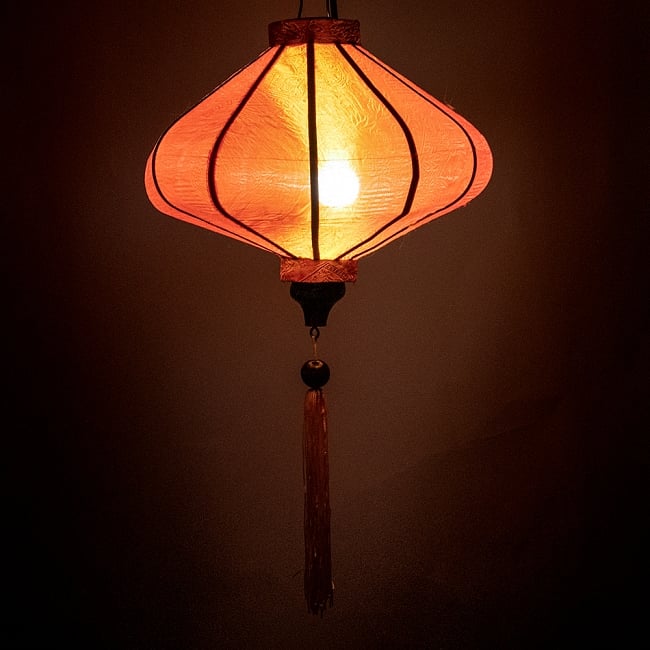 ベトナム伝統のホイアン・ランタン(提灯) - 薄ひし形（小） 2 - 点灯してみました。エスニックなムードたっぷりのランタンです。