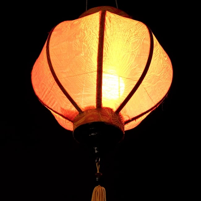 ベトナム伝統のホイアン・ランタン(提灯) - 丸型（小） 5 - 点灯してみました。エスニックなムードたっぷりです。
