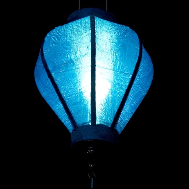 ベトナム伝統のホイアン・ランタン(提灯) - ほおずき型（小） 5 - 点灯してみました。エスニックなムードたっぷりです。