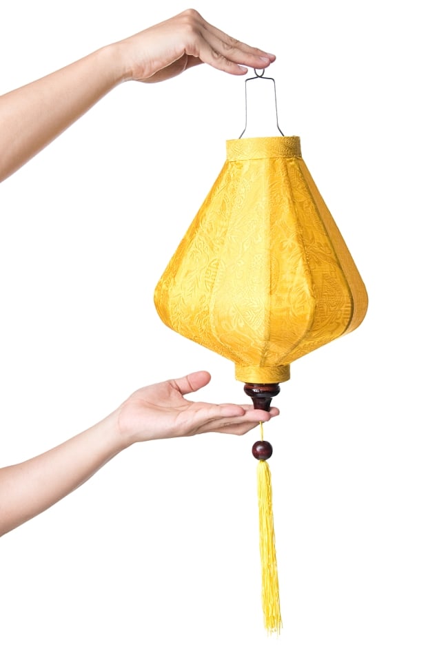 ベトナム伝統のホイアン・ランタン(提灯) - ダイヤ型（小） 8 - サイズ感の比較のため手に持ってみました。