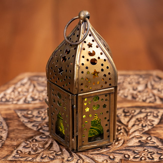モロッコスタイルの透かし彫りLEDキャンドルランタン【ロウソク風LEDキャンドル付き】 - 〔グリーン〕約11.7cm×約6.1cm 3 - 明るい部屋で見てみました。キャンドルを灯していなくても可愛いですね！

