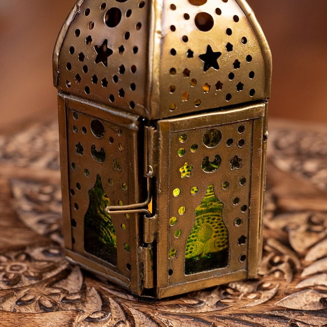 モロッコスタイルの透かし彫りLEDキャンドルランタン【ロウソク風LEDキャンドル付き】 - 〔グリーン〕約11.7cm×約6.1cm 6 - きれいなガラスがキャンドルの光を通します。