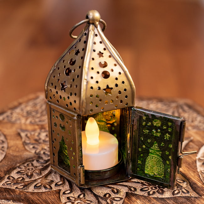 モロッコスタイルの透かし彫りLEDキャンドルランタン【ロウソク風LEDキャンドル付き】 - 〔グリーン〕約11.7cm×約6.1cm 8 - この状態でLEDキャンドルを入れます