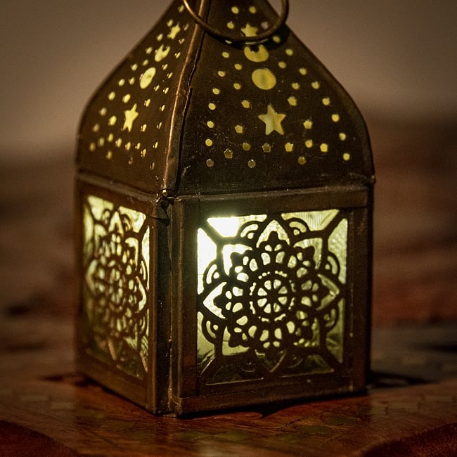 モロッコスタイルの透かし彫りLEDキャンドルランタン〔ロウソク風LEDキャンドル付き〕 - 約10.5×5.5cm 2 - 全体写真です