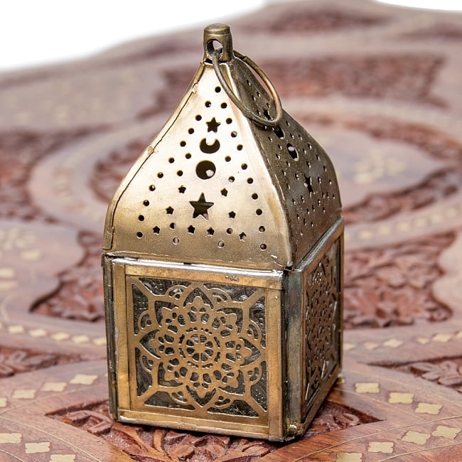 モロッコスタイルの透かし彫りLEDキャンドルランタン〔ロウソク風LEDキャンドル付き〕 - 約10.5×5.5cm 3 - 明るい部屋で見てみました。キャンドルを灯していなくても可愛いですね！
