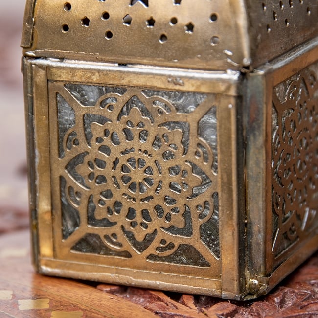 モロッコスタイルの透かし彫りLEDキャンドルランタン〔ロウソク風LEDキャンドル付き〕 - 約10.5×5.5cm 6 - きれいなガラスがキャンドルの光を通します。