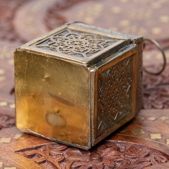 モロッコスタイルの透かし彫りLEDキャンドルランタン〔ロウソク風LEDキャンドル付き〕 - 約10.5×5.5cm 7 - 裏面の様子です。