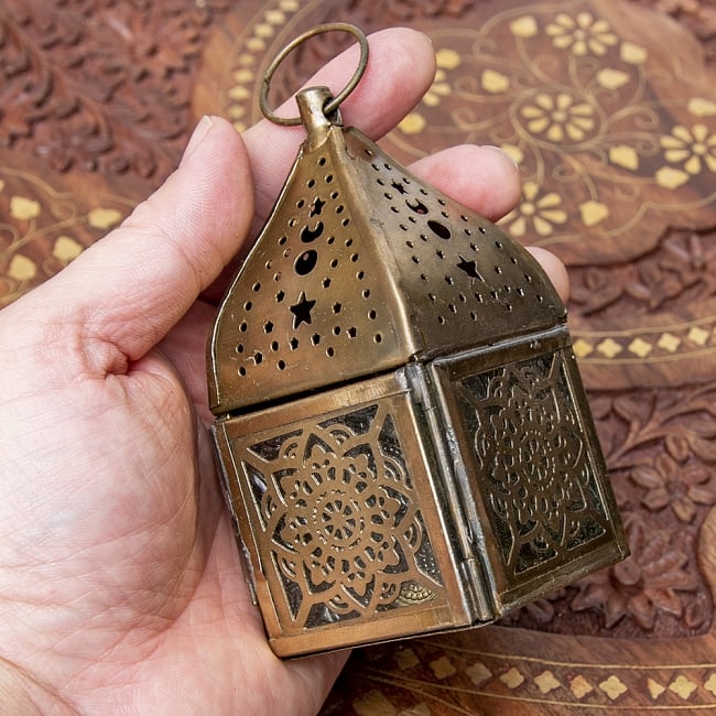 モロッコスタイルの透かし彫りLEDキャンドルランタン〔ロウソク風LEDキャンドル付き〕 - 約10.5×5.5cm 9 - サイズ比較のため手に持ってみました。
