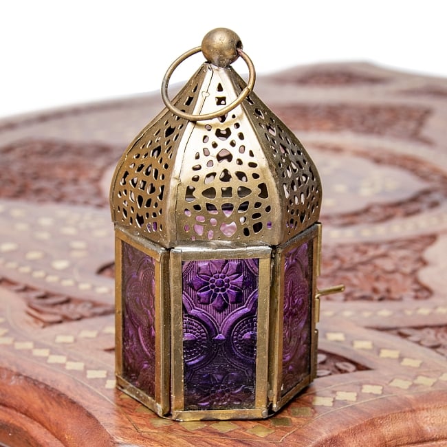 モロッコスタイルの透かし彫りキャンドルランタン〔ロウソク風LEDキャンドル付き〕 - 約12×6cm 3 - 明るい部屋で見てみました。キャンドルを灯していなくても可愛いですね！
