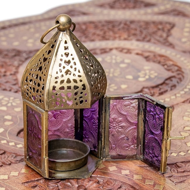 モロッコスタイルの透かし彫りキャンドルランタン〔ロウソク風LEDキャンドル付き〕 - 約12×6cm 8 - この状態でLEDキャンドルを入れます