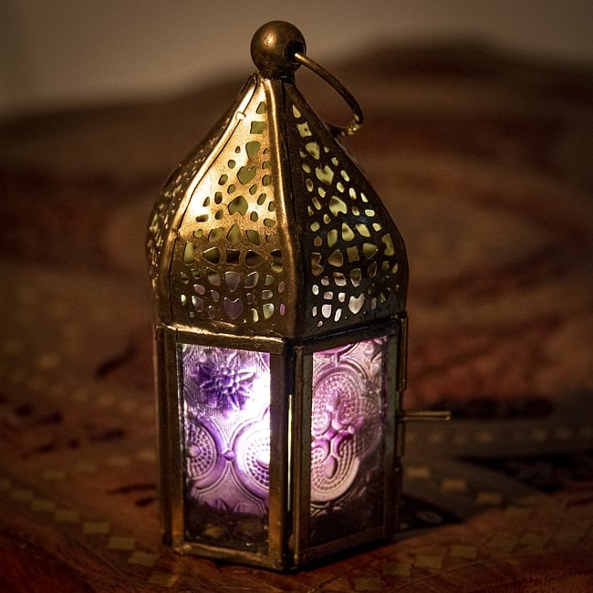 モロッコスタイルの透かし彫りキャンドルランタン〔ロウソク風LEDキャンドル付き〕 - 約12×6cmの写真