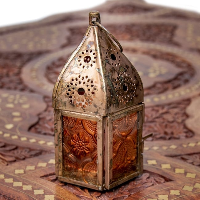 モロッコスタイルの透かし彫りLEDキャンドルランタン〔ロウソク風LEDキャンドル付き〕 -  約11×6cm 3 - 明るい部屋で見てみました。キャンドルを灯していなくても可愛いですね！
