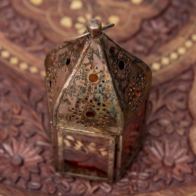 モロッコスタイルの透かし彫りLEDキャンドルランタン〔ロウソク風LEDキャンドル付き〕 -  約11×6cm 4 - 模様の付いた色とりどりのガラスが嵌め込まれていて、とても雰囲気があります。