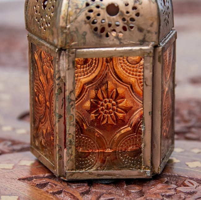 モロッコスタイルの透かし彫りLEDキャンドルランタン〔ロウソク風LEDキャンドル付き〕 -  約11×6cm 6 - きれいなガラスがキャンドルの光を通します。