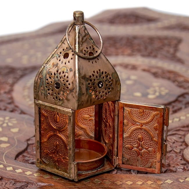 モロッコスタイルの透かし彫りLEDキャンドルランタン〔ロウソク風LEDキャンドル付き〕 -  約11×6cm 8 - この状態でLEDキャンドルを入れます
