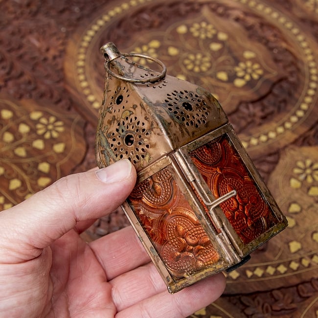 モロッコスタイルの透かし彫りLEDキャンドルランタン〔ロウソク風LEDキャンドル付き〕 -  約11×6cm 9 - サイズ比較のため手に持ってみました。
