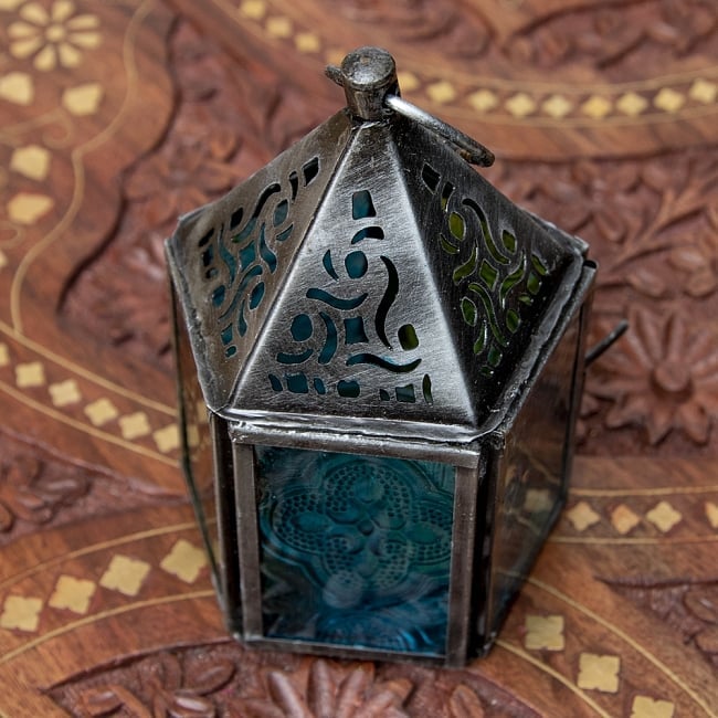 モロッコスタイルの透かし彫りLEDキャンドルランタン【ロウソク風LEDキャンドル付き】 約10.5×6cm 4 - 模様の付いた色とりどりのガラスが嵌め込まれていて、とても雰囲気があります。