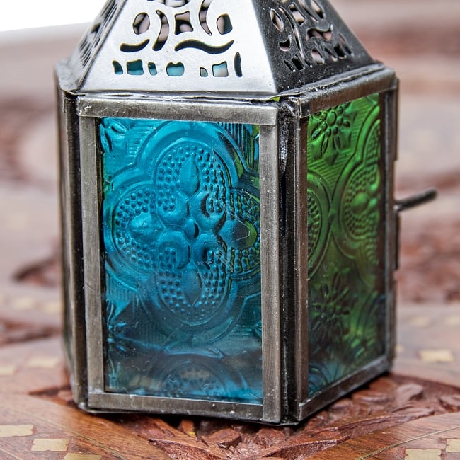 モロッコスタイルの透かし彫りLEDキャンドルランタン【ロウソク風LEDキャンドル付き】 約10.5×6cm 6 - きれいなガラスがキャンドルの光を通します。
