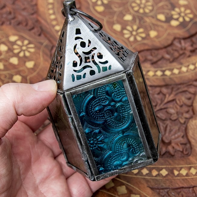 モロッコスタイルの透かし彫りLEDキャンドルランタン【ロウソク風LEDキャンドル付き】 約10.5×6cm 9 - サイズ比較のため手に持ってみました。
