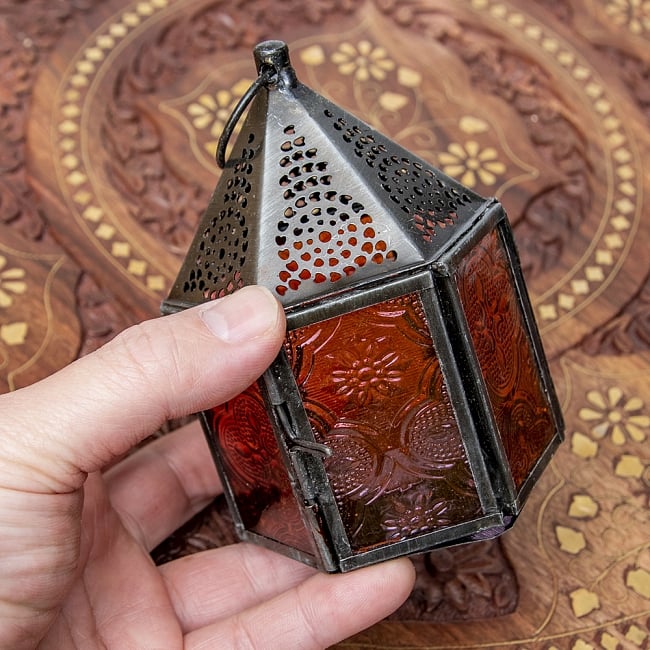 モロッコスタイルの透かし彫りキャンドルランタン【ロウソク風LEDキャンドル付き】 - 【レッド】約11×8cm 9 - サイズ比較のため手に持ってみました。
