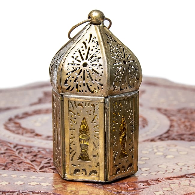 モロッコスタイルの透かし彫りLEDキャンドルランタン【ロウソク風LEDキャンドル付き】 - 【イエローグリーン】約12.5×6.5cm 3 - 明るい部屋で見てみました。キャンドルを灯していなくても可愛いですね！
