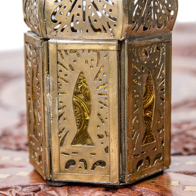モロッコスタイルの透かし彫りLEDキャンドルランタン【ロウソク風LEDキャンドル付き】 - 【イエローグリーン】約12.5×6.5cm 6 - きれいなガラスがキャンドルの光を通します。