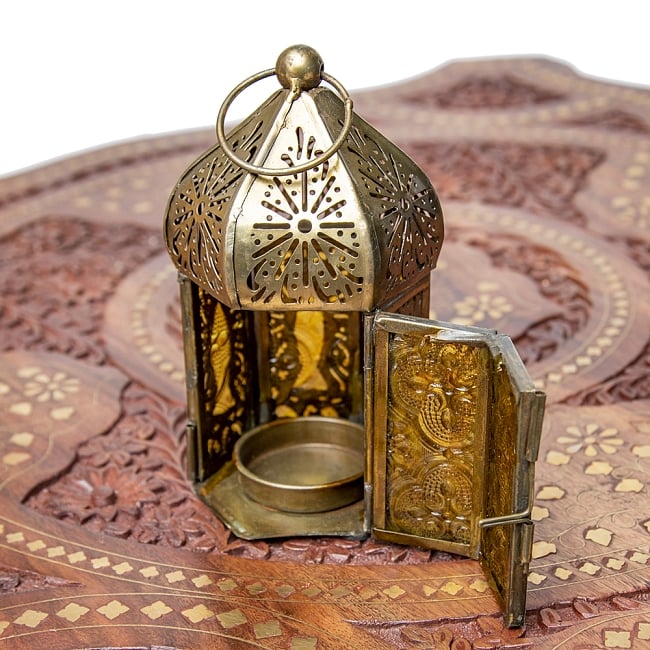 モロッコスタイルの透かし彫りLEDキャンドルランタン【ロウソク風LEDキャンドル付き】 - 【イエローグリーン】約12.5×6.5cm 8 - この状態でLEDキャンドルを入れます