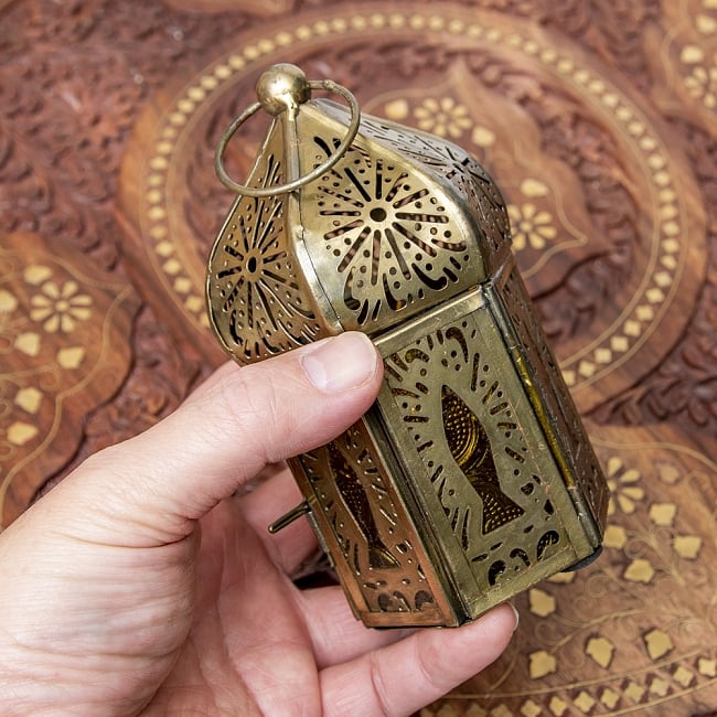 モロッコスタイルの透かし彫りLEDキャンドルランタン【ロウソク風LEDキャンドル付き】 - 【イエローグリーン】約12.5×6.5cm 9 - サイズ比較のため手に持ってみました。
