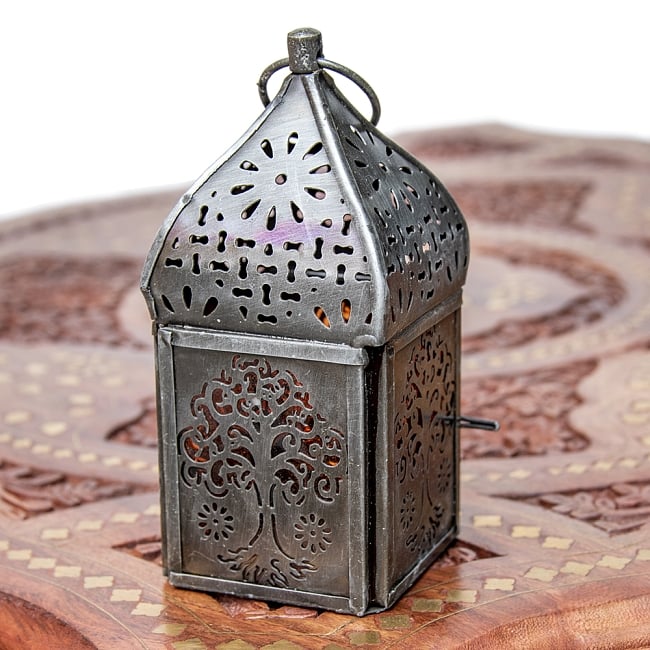 モロッコスタイルの透かし彫りLEDキャンドルランタン【ロウソク風LEDキャンドル付き】約11.5×5.5cm 3 - 明るい部屋で見てみました。キャンドルを灯していなくても可愛いですね！
