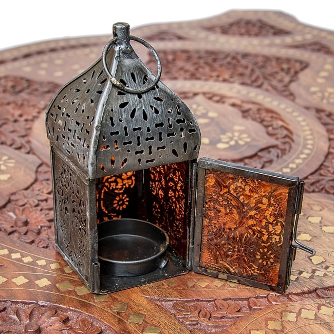 モロッコスタイルの透かし彫りLEDキャンドルランタン【ロウソク風LEDキャンドル付き】約11.5×5.5cm 8 - この状態でLEDキャンドルを入れます