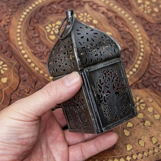 モロッコスタイルの透かし彫りLEDキャンドルランタン【ロウソク風LEDキャンドル付き】約11.5×5.5cm 9 - サイズ比較のため手に持ってみました。
