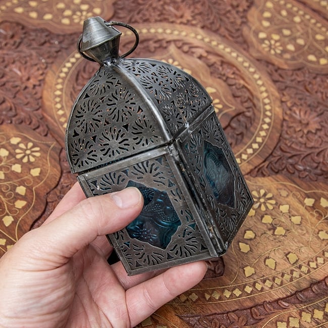 モロッコスタイルの透かし彫りキャンドルランタン〔ロウソク風LEDキャンドル付き〕 - 〔ブルー〕約14.5×6cm 9 - サイズ比較のため手に持ってみました。
