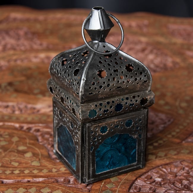 モロッコスタイルの透かし彫りLEDキャンドルランタン〔ロウソク風LEDキャンドル付き〕 - 〔ブルー〕約13.5×6cm 3 - 明るい部屋で見てみました。キャンドルを灯していなくても可愛いですね！