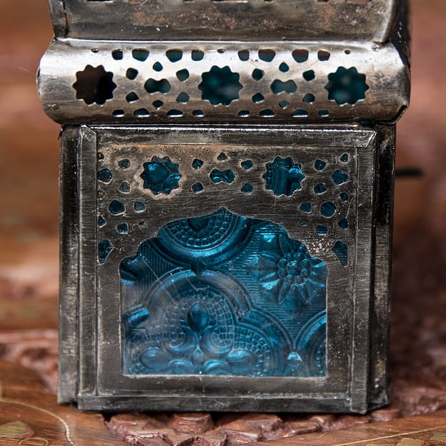 モロッコスタイルの透かし彫りLEDキャンドルランタン〔ロウソク風LEDキャンドル付き〕 - 〔ブルー〕約13.5×6cm 6 - きれいなガラスがキャンドルの光を通します。