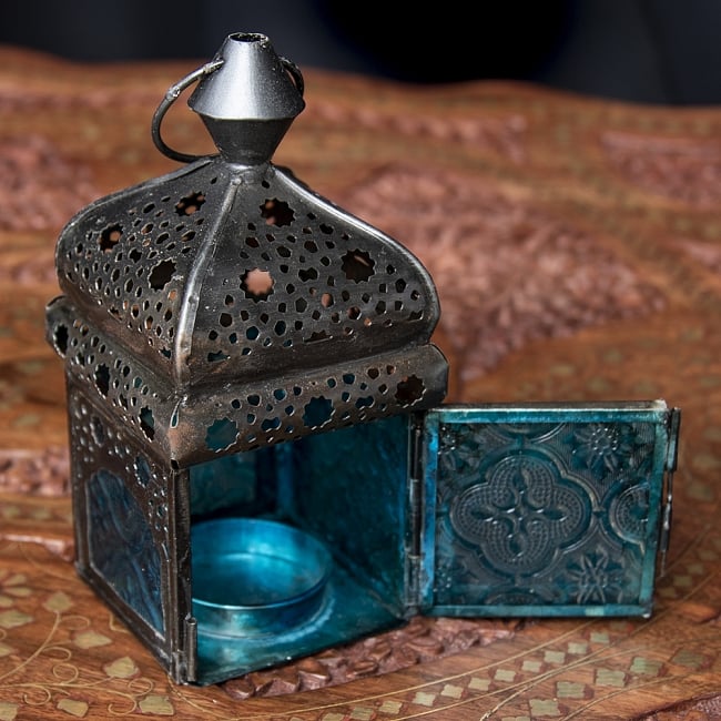 モロッコスタイルの透かし彫りLEDキャンドルランタン〔ロウソク風LEDキャンドル付き〕 - 〔ブルー〕約13.5×6cm 8 - この状態でLEDキャンドルを入れます